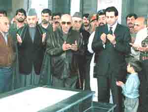Королль Захир Шах с приближенными молится на могиле своего отца